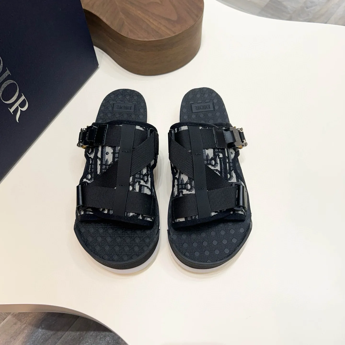 Factory price: 300💰Dior Alias ​​men's leather slippers. This Alias ​​sandal is a new summer product, showing a casual and elegant style. Carefully crafted from grained cow leather and Oblique printed fabric, with cowhide lining! Cross-strap design with metal-clad brass CD Diamond logo. The imported cowhide leather and rubber sole adds sophistication and comfort, while Oblique print-effect anti-slip panels add style. Size: 38-44 (45 customized)